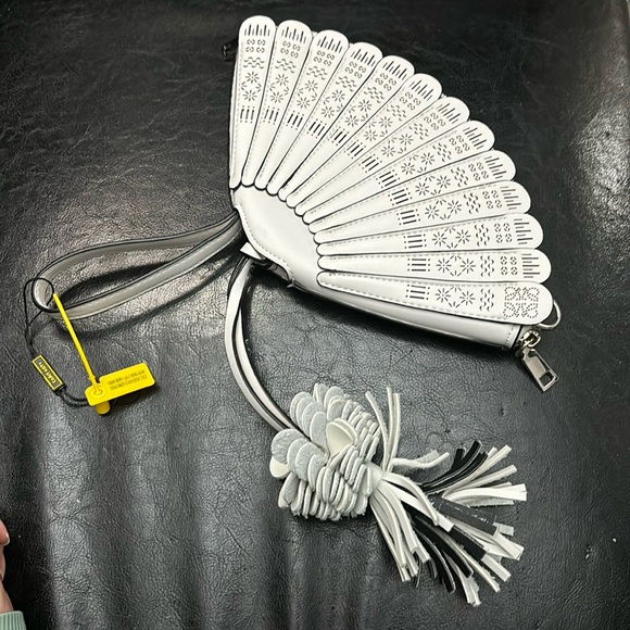 Fan shape bag brand new very cute . With chain . - Picture 1 of 4